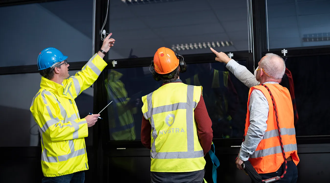 Veilig werken met helm op in bouw invistra